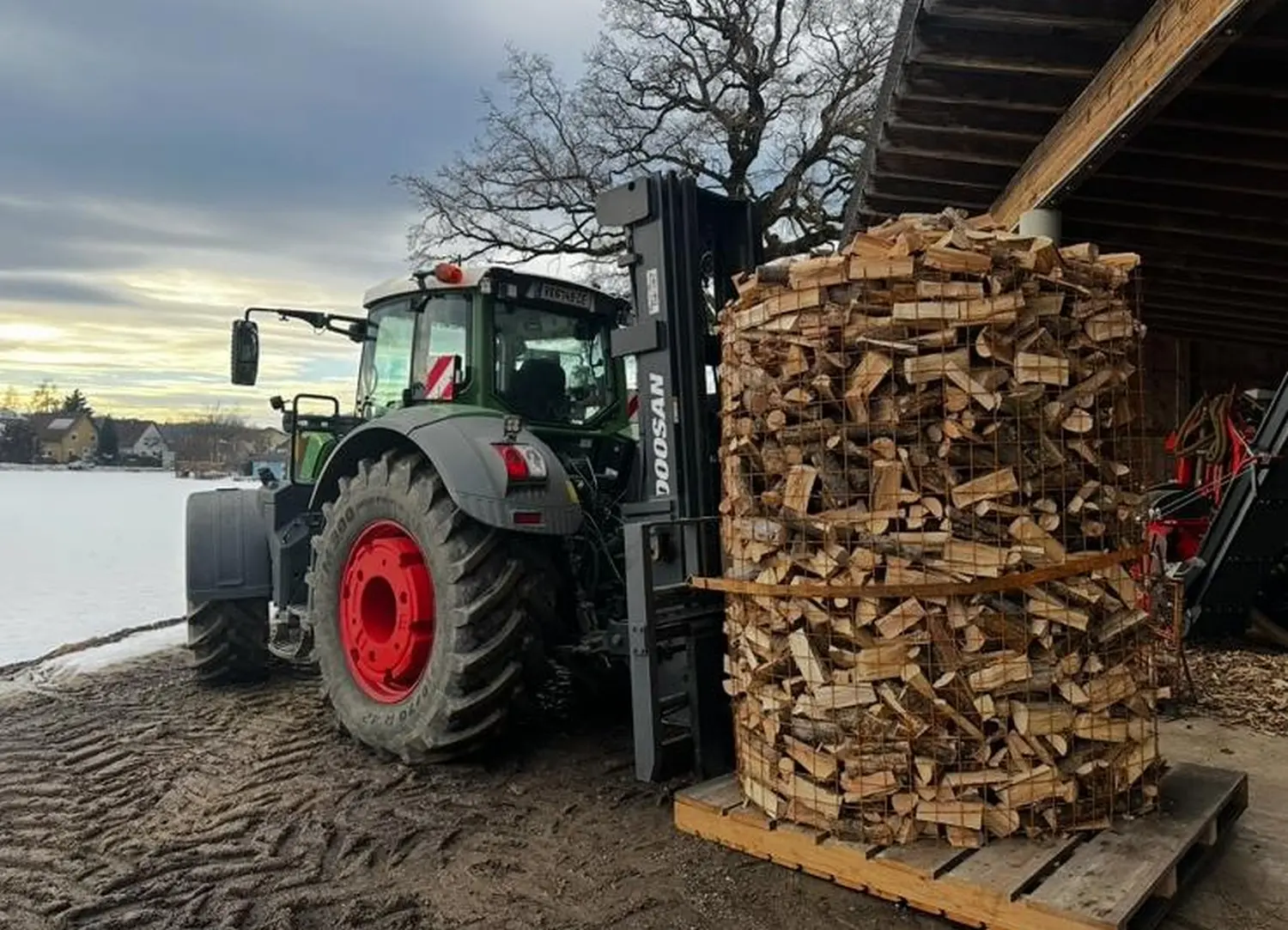Brennholz-Direkt - Brennholzsack auf Lader geladen 